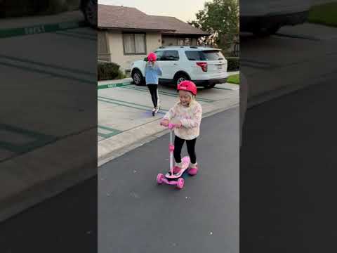 How does this Mini kid&#039;s electric scooter accelerate and slide?